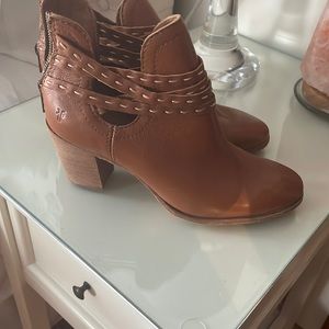 Frye boots only worn couple hours.